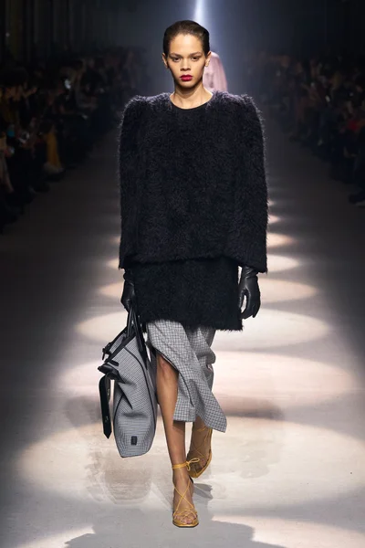 Look 18